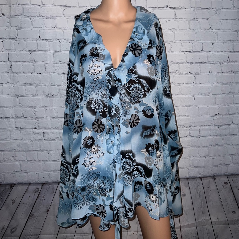 Gorgeous fluttery top by Studio 1940. Blue,Gray & Black Floral Blouse size 26/28
